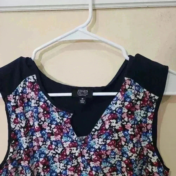 705. Jones new york floral color block short sleeve medium top - Picture 3 of 5